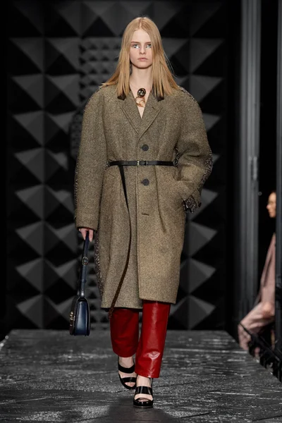 Look 16
